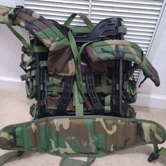 Woodland Camo MOLLE II in excellent condition - Picture 7 of 10